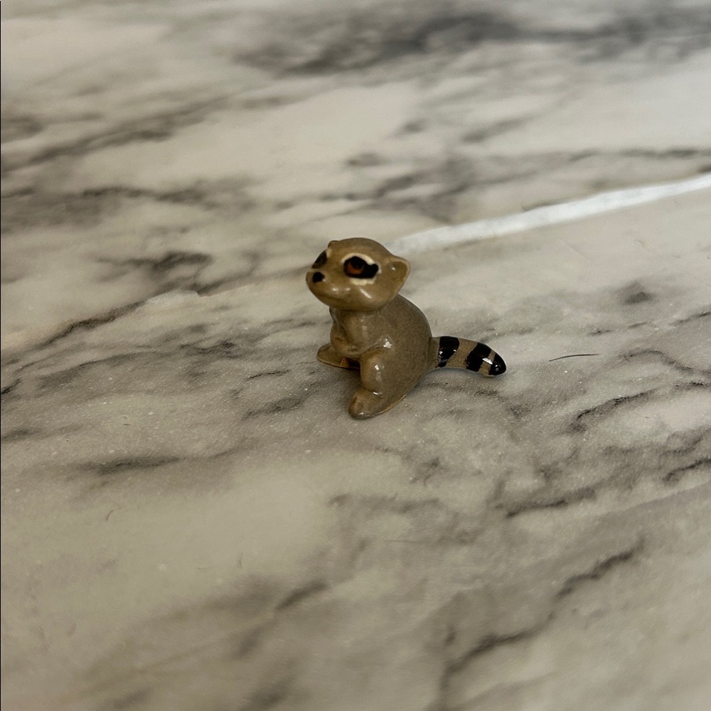 Set 3 raccoon figurines trinkets, 1 marked Bug house Japan, 1 Bug House Taiwan - Picture 6 of 11